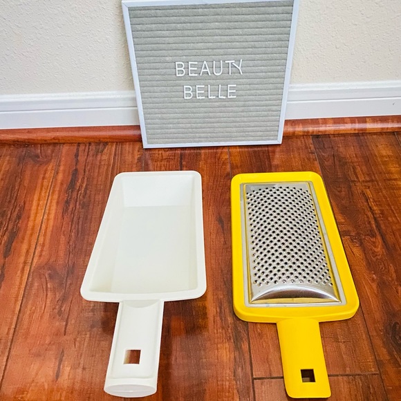 Cheese grater with non slip container - Picture 4 of 4